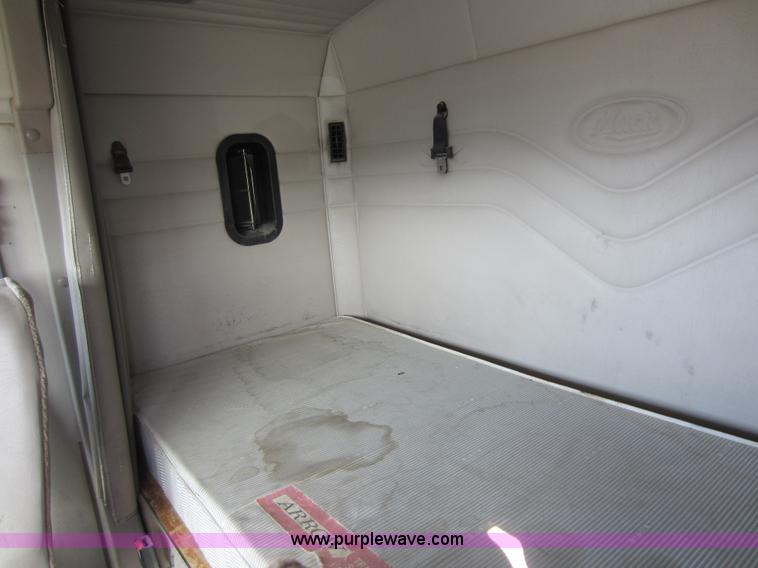 image for item A5602 2005 Mack CH613 semi truck