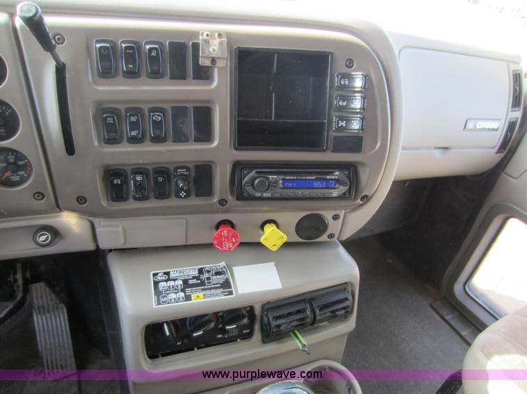 image for item A5602 2005 Mack CH613 semi truck