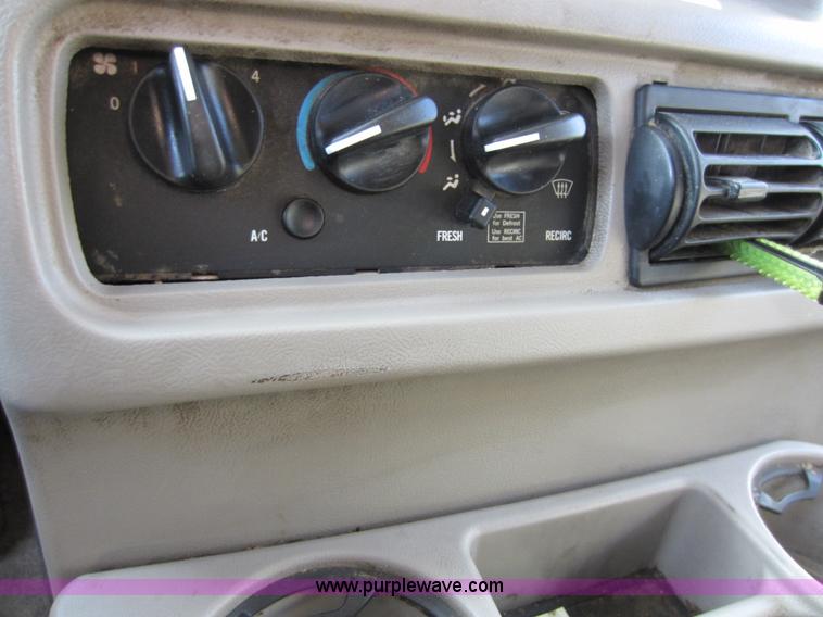 image for item A5602 2005 Mack CH613 semi truck