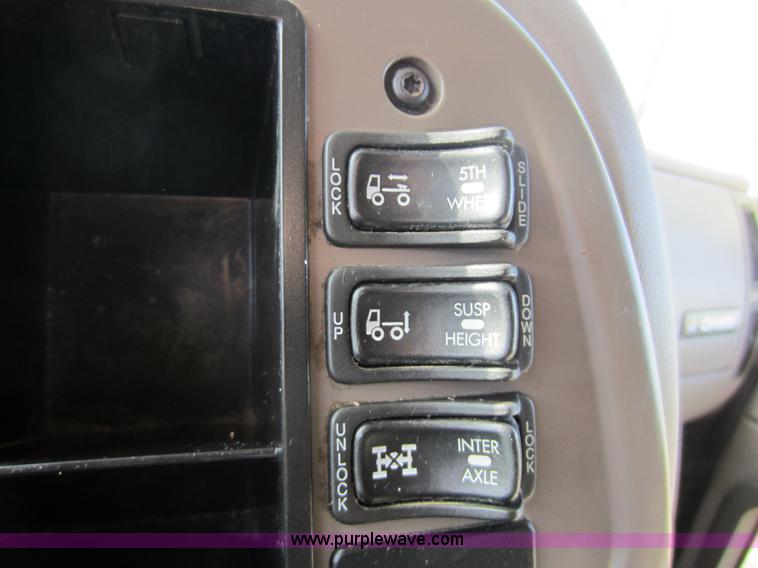 image for item A5602 2005 Mack CH613 semi truck