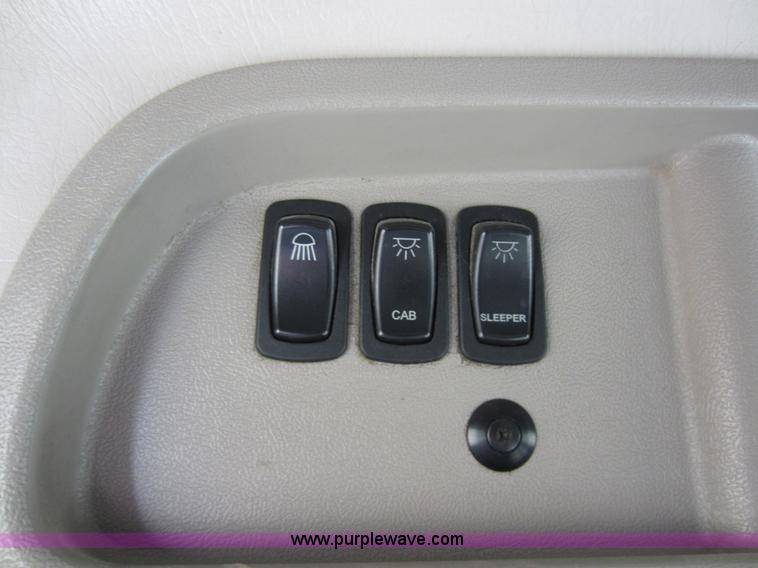 image for item A5602 2005 Mack CH613 semi truck