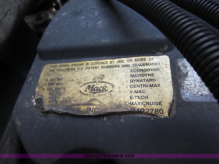 image for item A5602 2005 Mack CH613 semi truck