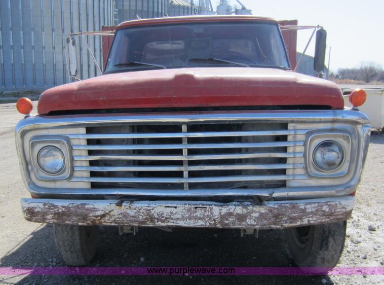 image for item A5605 1968 Ford F600 grain truck