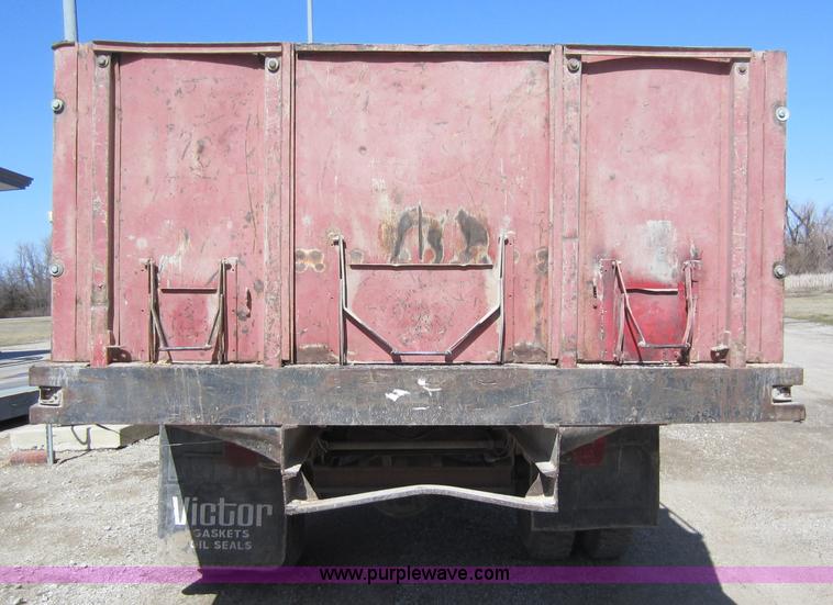 image for item A5605 1968 Ford F600 grain truck