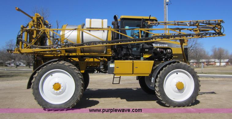 image for item A5606 2004 Ag-Chem RoGator 1064 sprayer