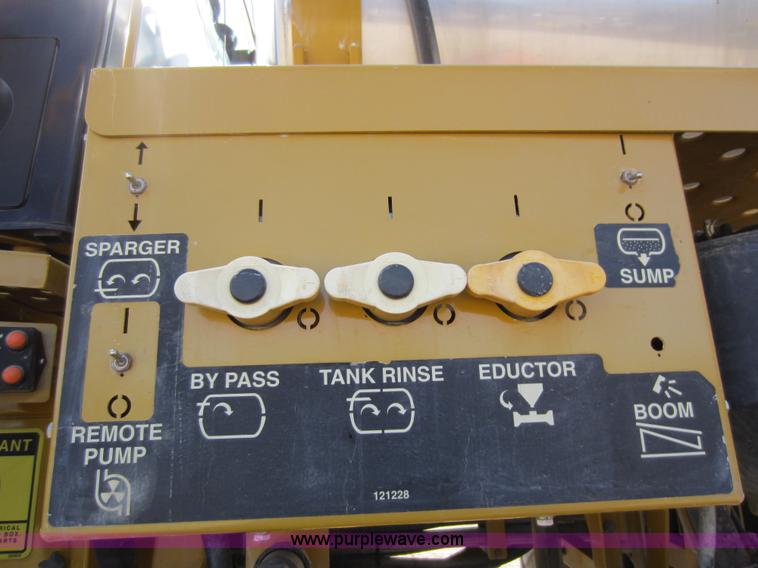 image for item A5606 2004 Ag-Chem RoGator 1064 sprayer