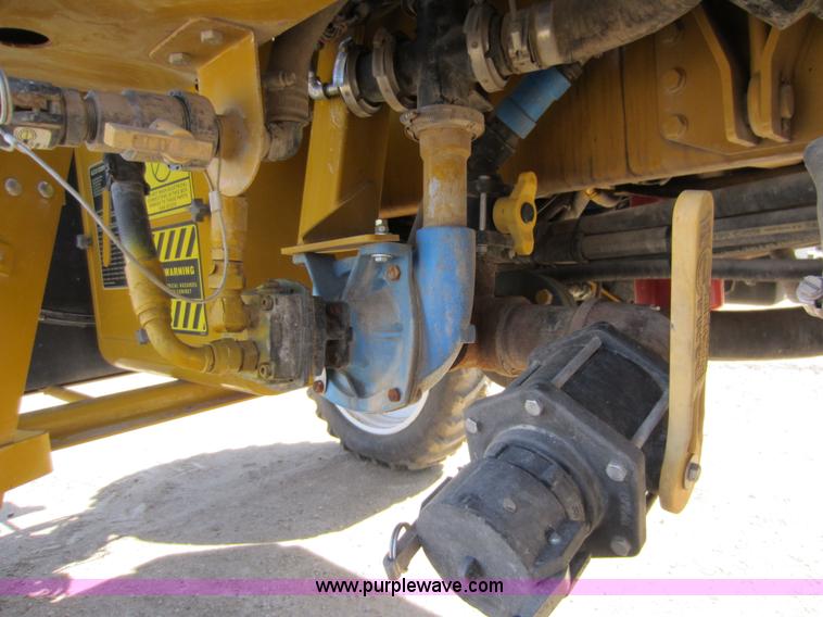 image for item A5606 2004 Ag-Chem RoGator 1064 sprayer