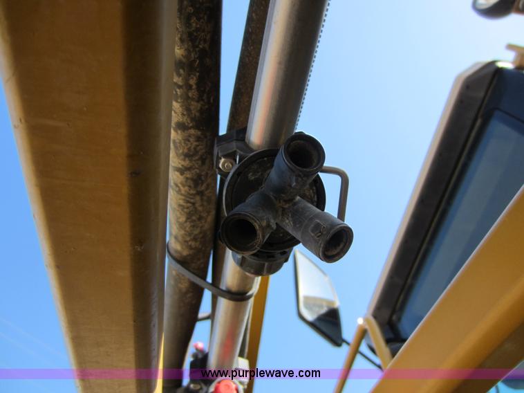 image for item A5606 2004 Ag-Chem RoGator 1064 sprayer