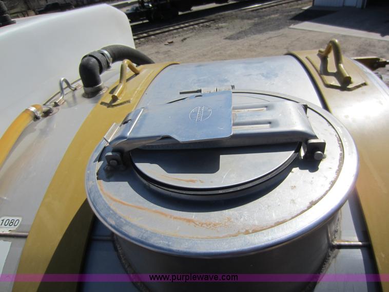 image for item A5606 2004 Ag-Chem RoGator 1064 sprayer