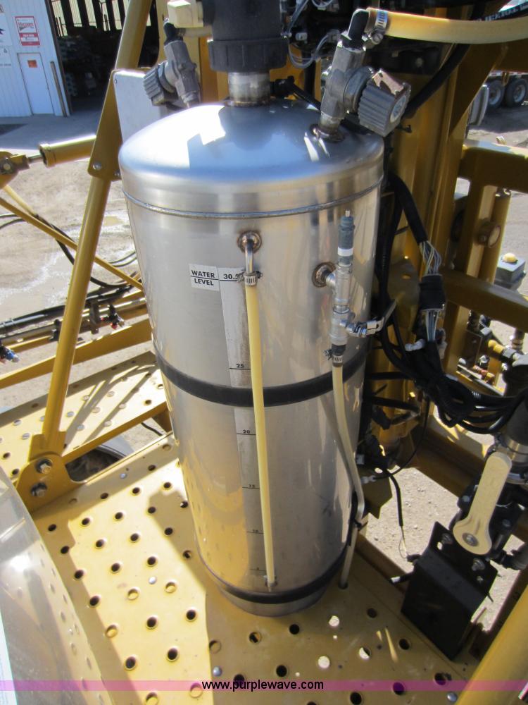 image for item A5606 2004 Ag-Chem RoGator 1064 sprayer