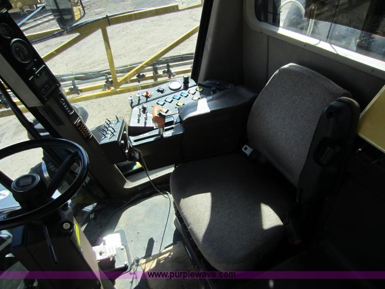 image for item A5606 2004 Ag-Chem RoGator 1064 sprayer