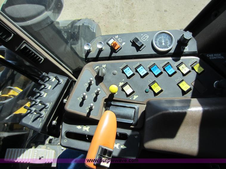 image for item A5606 2004 Ag-Chem RoGator 1064 sprayer