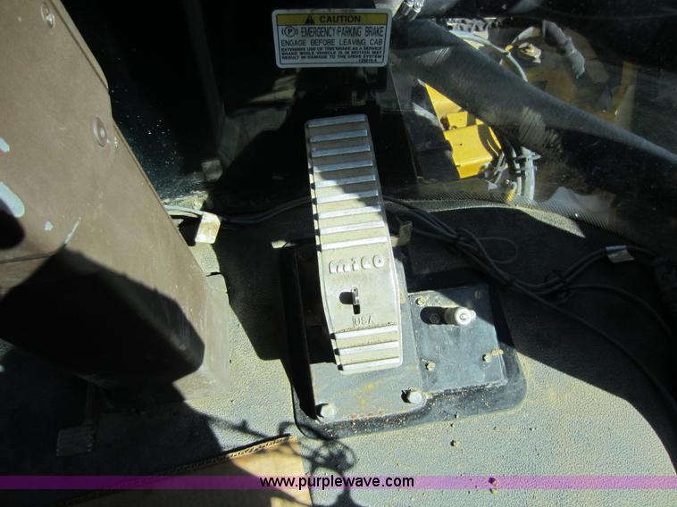 image for item A5606 2004 Ag-Chem RoGator 1064 sprayer