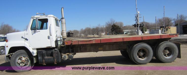 image for item A5607 1980 International F2275 flat bed truck