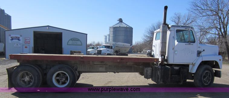 image for item A5607 1980 International F2275 flat bed truck