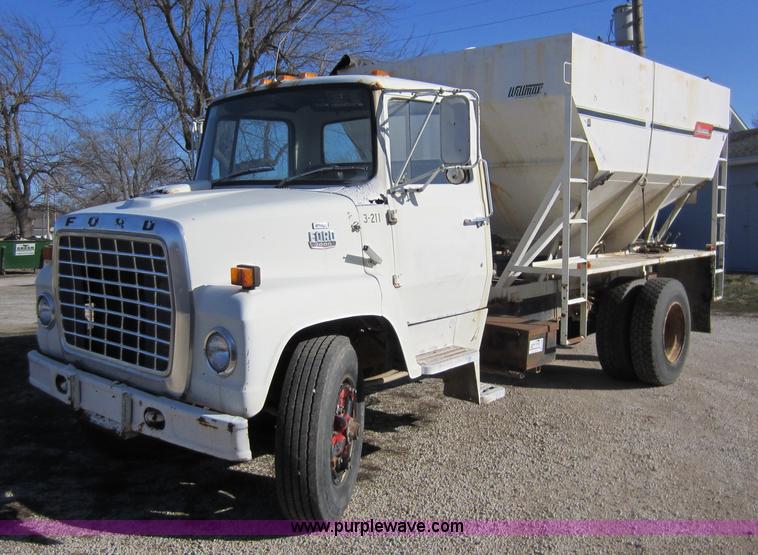 image for item A5608 1982 Ford 7000 fertilizer tender truck