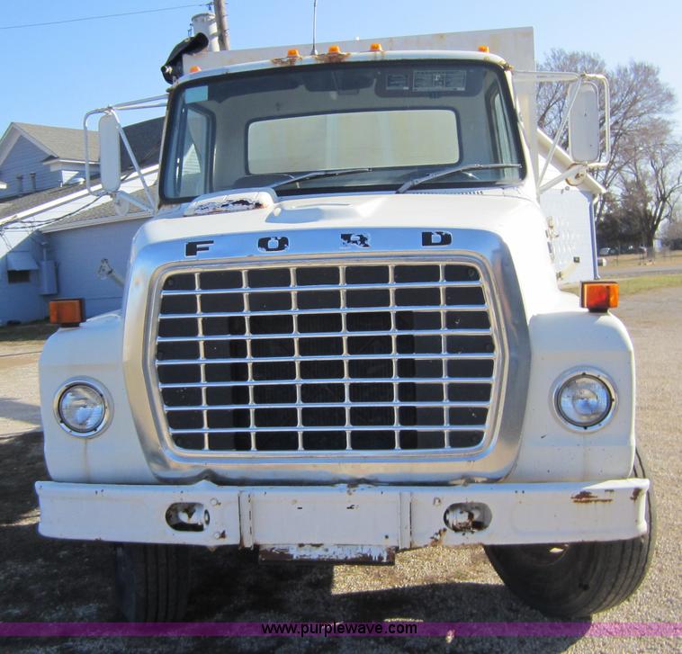 image for item A5608 1982 Ford 7000 fertilizer tender truck