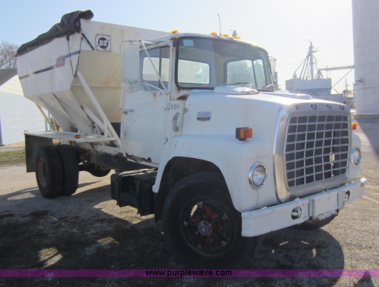image for item A5608 1982 Ford 7000 fertilizer tender truck