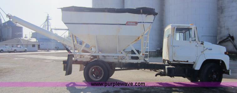 image for item A5608 1982 Ford 7000 fertilizer tender truck