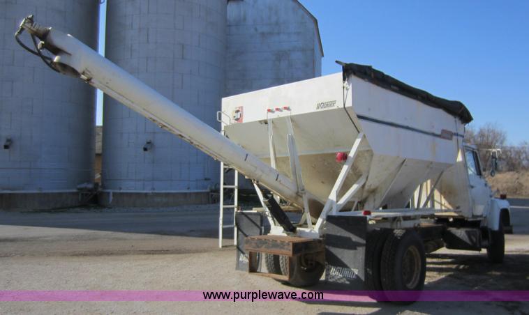 image for item A5608 1982 Ford 7000 fertilizer tender truck
