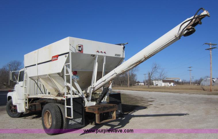 image for item A5608 1982 Ford 7000 fertilizer tender truck