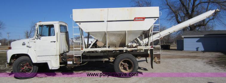image for item A5608 1982 Ford 7000 fertilizer tender truck