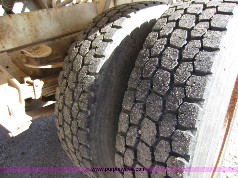 image for item A5608 1982 Ford 7000 fertilizer tender truck