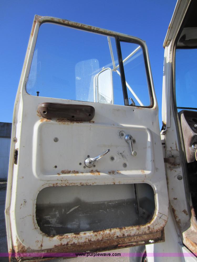 image for item A5608 1982 Ford 7000 fertilizer tender truck