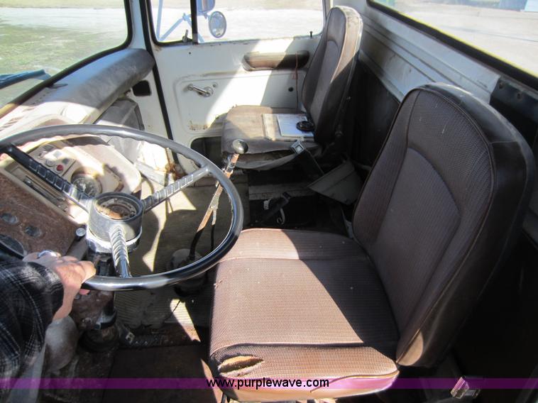 image for item A5608 1982 Ford 7000 fertilizer tender truck