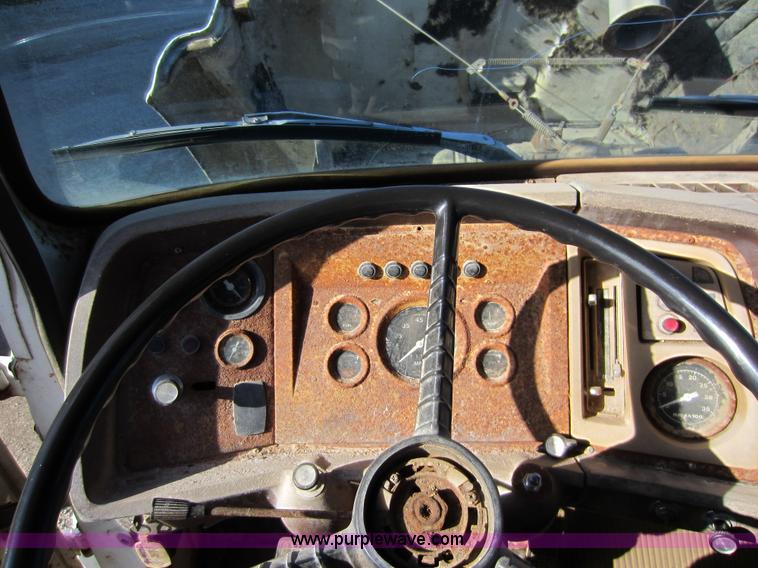 image for item A5608 1982 Ford 7000 fertilizer tender truck