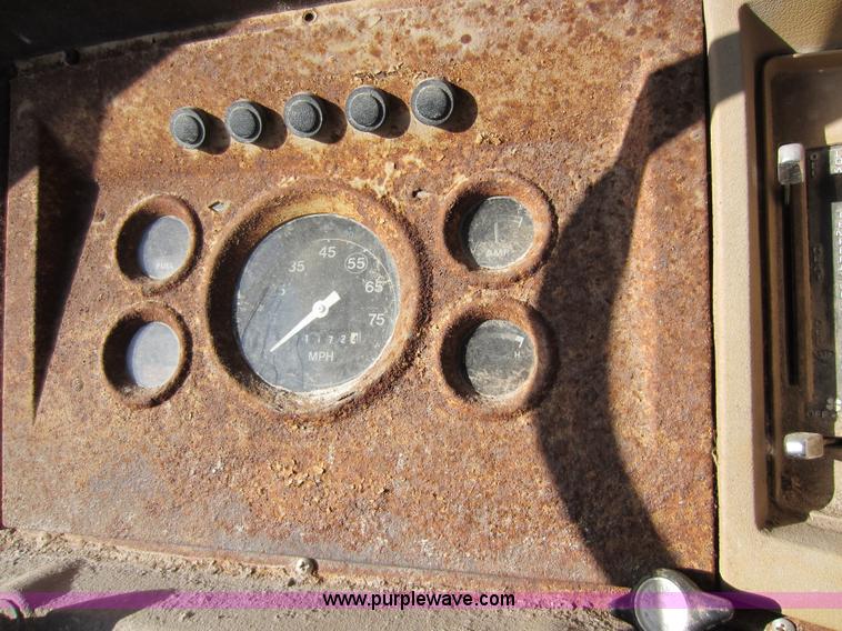 image for item A5608 1982 Ford 7000 fertilizer tender truck