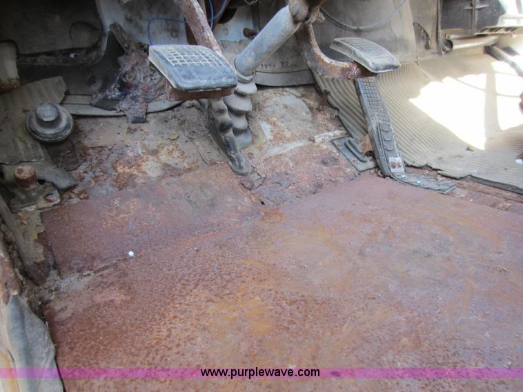 image for item A5608 1982 Ford 7000 fertilizer tender truck