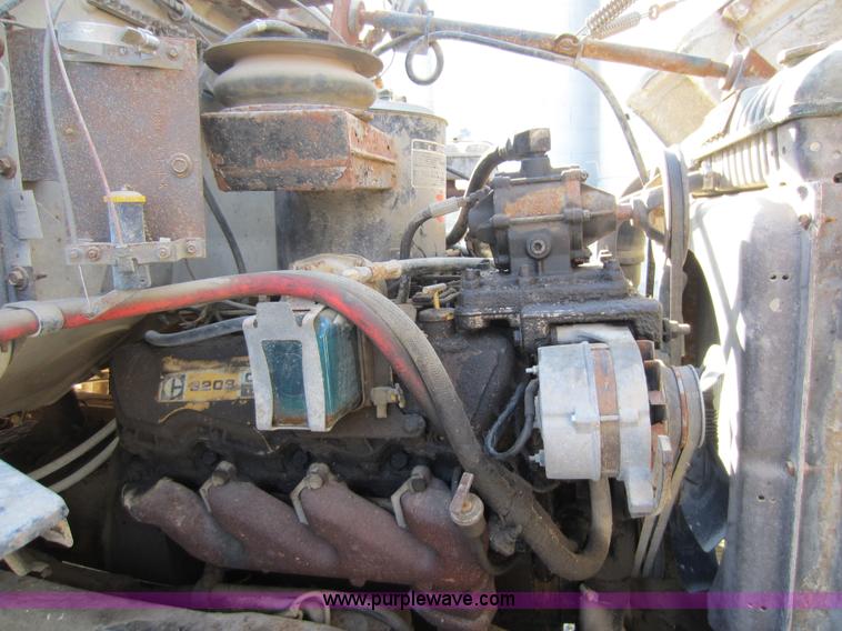 image for item A5608 1982 Ford 7000 fertilizer tender truck