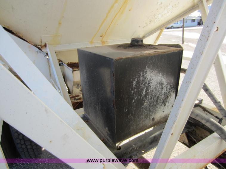 image for item A5608 1982 Ford 7000 fertilizer tender truck