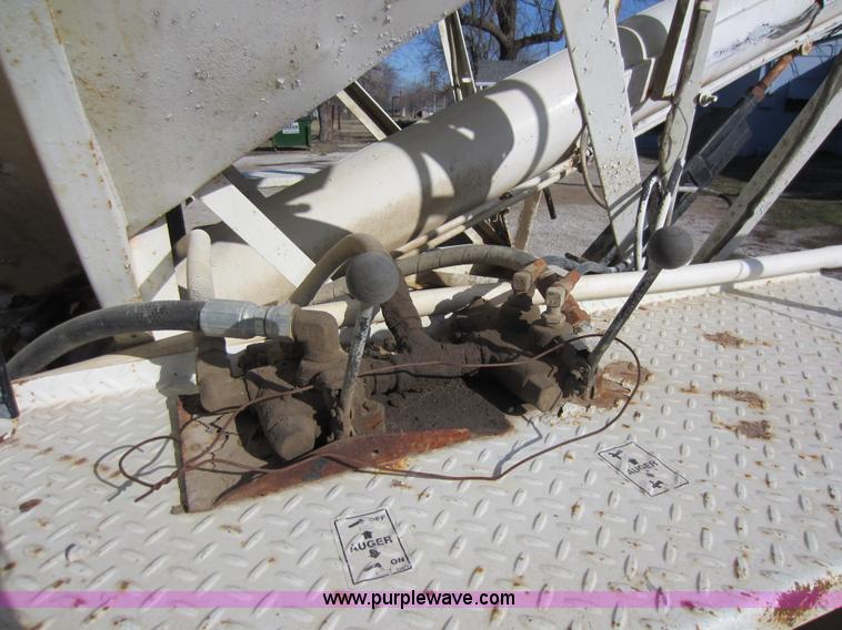 image for item A5608 1982 Ford 7000 fertilizer tender truck