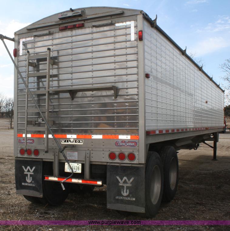 image for item A6931 2007 Wilson Pacesetter DWH550 43' grain trailer