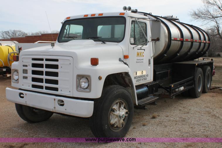 image for item A7351 1992 International tandem axle liquid tender truck