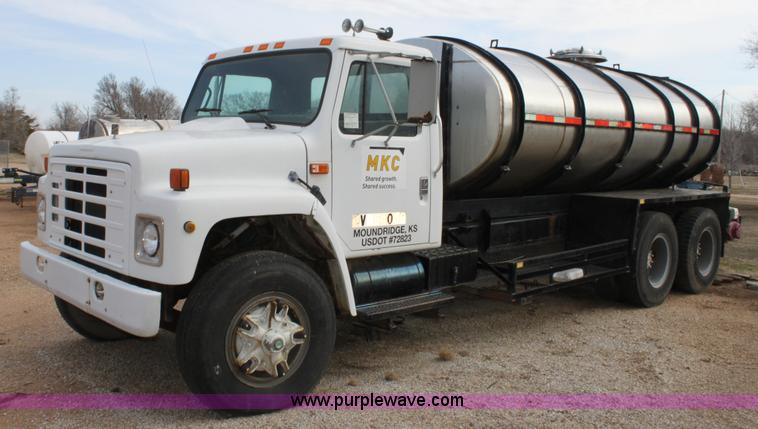 image for item A7351 1992 International tandem axle liquid tender truck