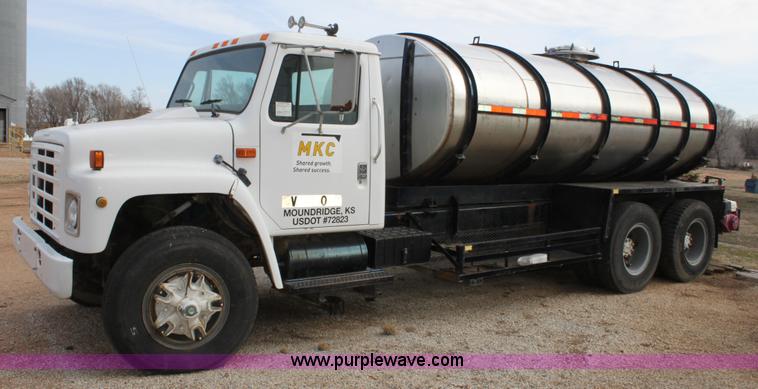 image for item A7351 1992 International tandem axle liquid tender truck