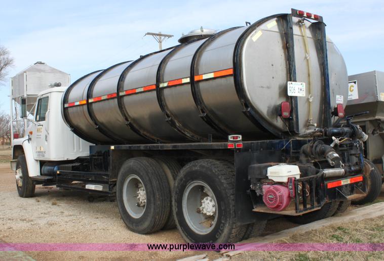 image for item A7351 1992 International tandem axle liquid tender truck