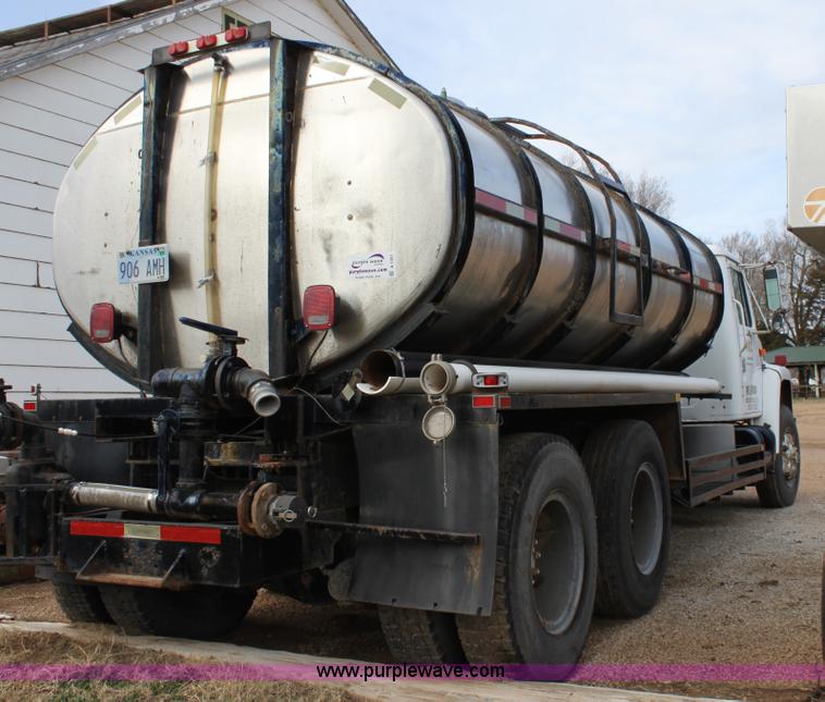 image for item A7351 1992 International tandem axle liquid tender truck
