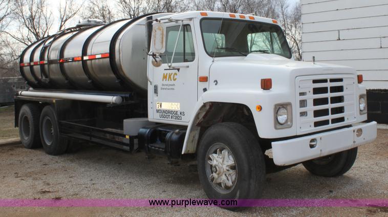 image for item A7351 1992 International tandem axle liquid tender truck
