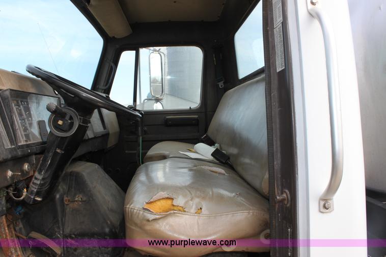 image for item A7351 1992 International tandem axle liquid tender truck