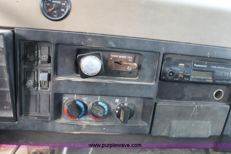 image for item A7351 1992 International tandem axle liquid tender truck