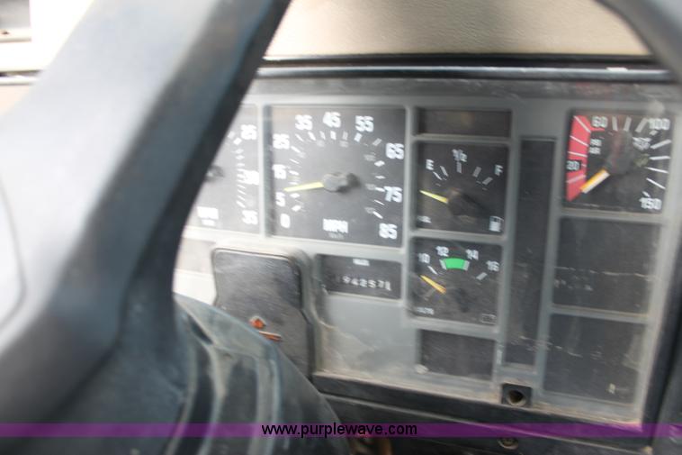 image for item A7351 1992 International tandem axle liquid tender truck