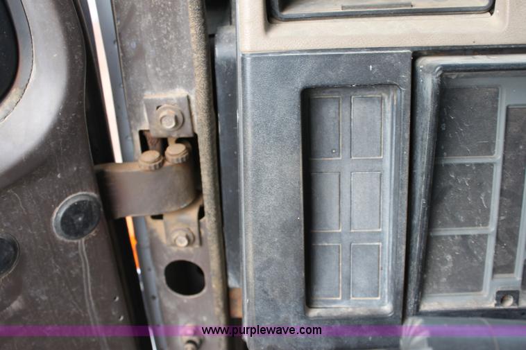 image for item A7351 1992 International tandem axle liquid tender truck