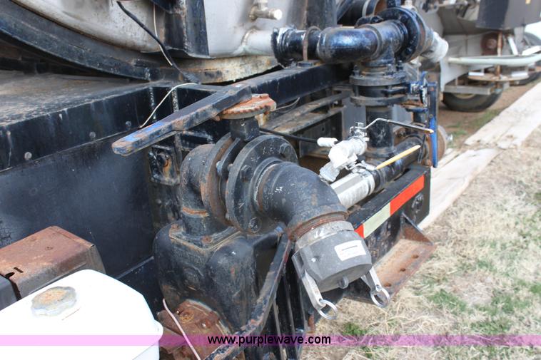 image for item A7351 1992 International tandem axle liquid tender truck