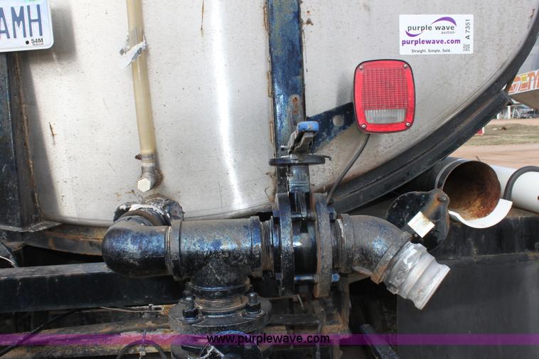 image for item A7351 1992 International tandem axle liquid tender truck