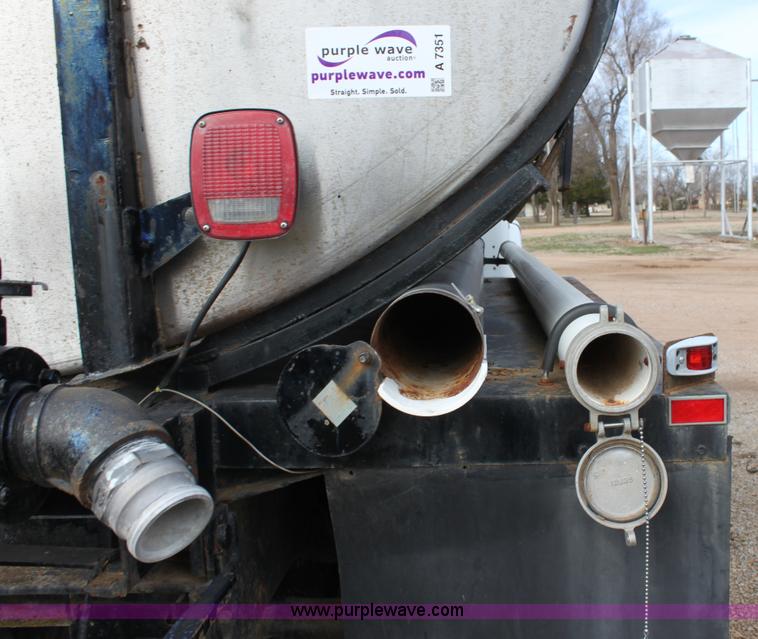 image for item A7351 1992 International tandem axle liquid tender truck