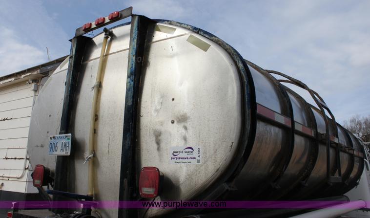 image for item A7351 1992 International tandem axle liquid tender truck